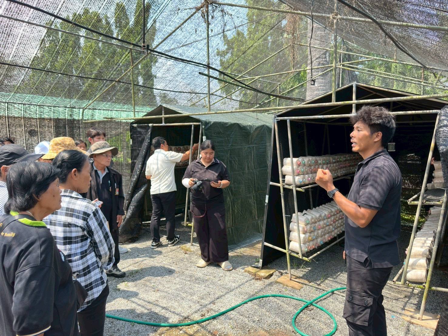 title - ส.ป.ก.พระนครศรีอยุธยา จัดการศึกษาดูงานโครงการที่ดินพระราชทานจังหวัดพระนครศรีอยุธยา ปีงบประมาณ พ.ศ. ๒๕๖๙ หลักสูตร การศึกษาดูงานการพัฒนาตามแนวทางพระราชดำริ ซึ่งได้รับเกียรติจากนางวิไลกัลยา สาริพันธ์ ปฏิรูปที่จังหวัดระยอง ให้การต้อนรับและอำนวยความสะดวก ณ ศูนย์บริการการพัฒนาปลวกแดงตามพระราชดำริ จังหวัดระยอง
